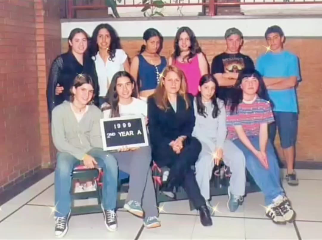 Estudiantes en clase de inglés personalizada con Miss Claudia